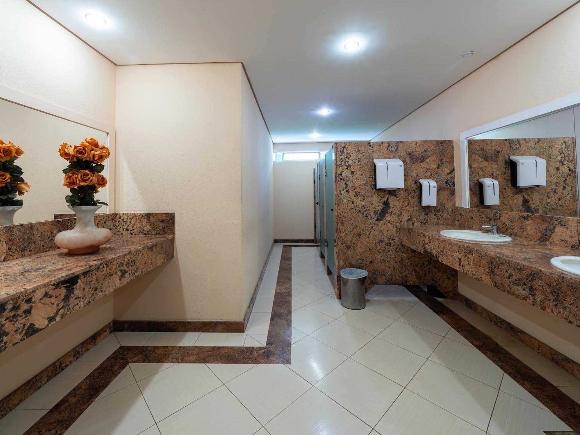 Carlton Suites ليميرا المظهر الخارجي الصورة
